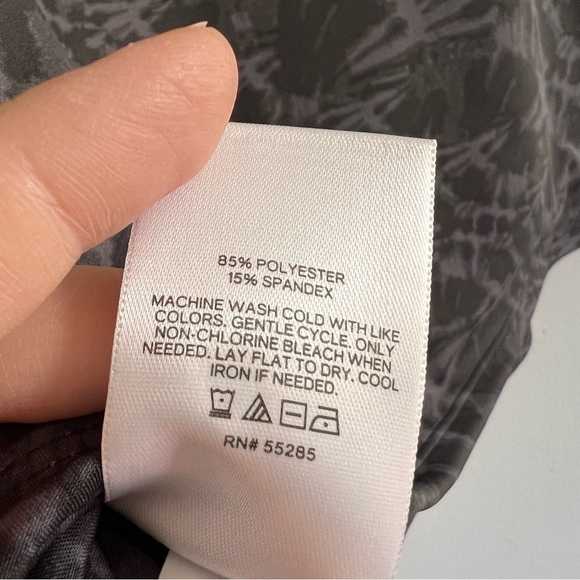 Express Body Contour Black Patterned High Compression High Neck Cropped Tank XL - Picture 4 of 6